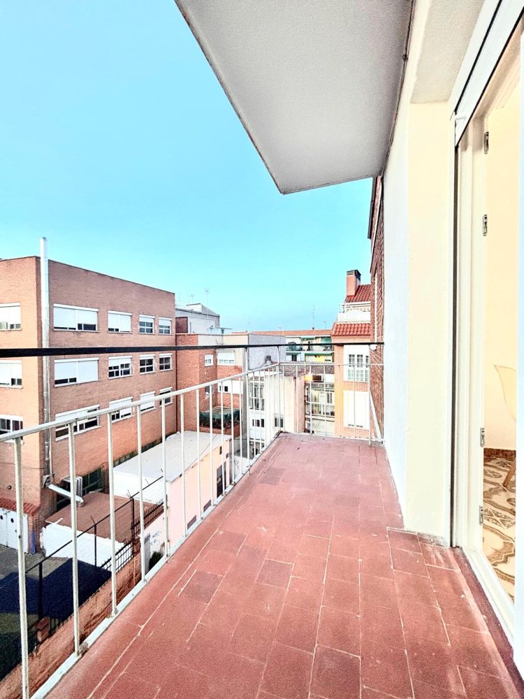 ¡SE ALQUILA ESPECTACULAR VIVIENDA RECIÉN REFORMADA, COMPLETAMENTE EXTERIOR CON 3 DORMITORIOS Y 2 MAGNÍFICAS TERRAZAS EN LEGANÉS!