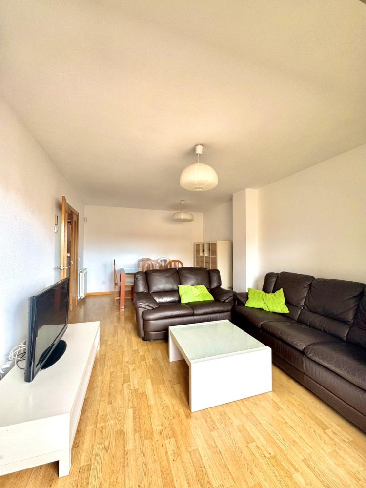 ¡SE ALQUILA MAGNÍFICA VIVIENDA REFORMADA Y AMUEBLADA EN URBANIZACIÓN PRIVADA CON PARQUE INFANTIL EN PINTO. COMPLETAMENTE EXTERIOR CON 2 DORMITORIOS, 2 BAÑOS, AMPLIO SALÓN CON ACCESO A TERRAZA, COCINA INDEPENDIENTE CON ACCESO A TENDEDERO, AIRE ACONDICIONADO, PLAZA DE GARAJE Y TRASTERO INCLUÍDO!