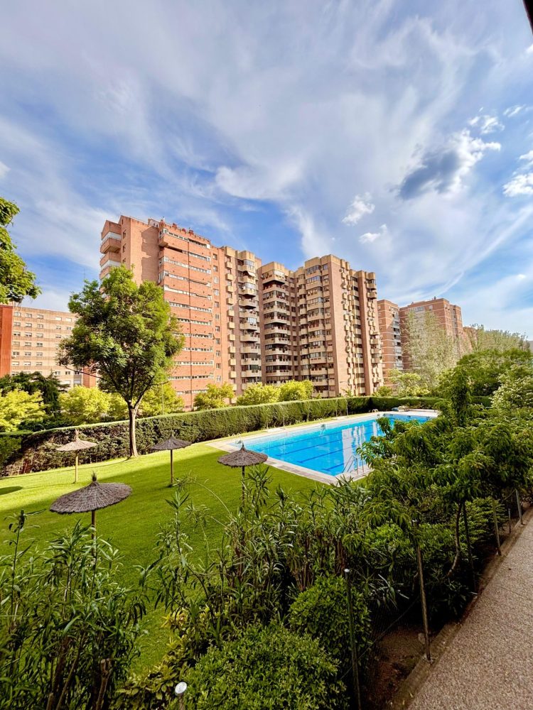 ” SE ALQUILA PISO COMPLETAMENTE REFORMADO Y AMUEBLADO EN ESPECTACULAR URBANIZACIÓN PRIVADA DE LUJO, 3 DORMITORIOS, 2 BAÑOS, GARAJE, PISCINA, PARQUE INFANTIL Y ZONAS AJARDINADAS “