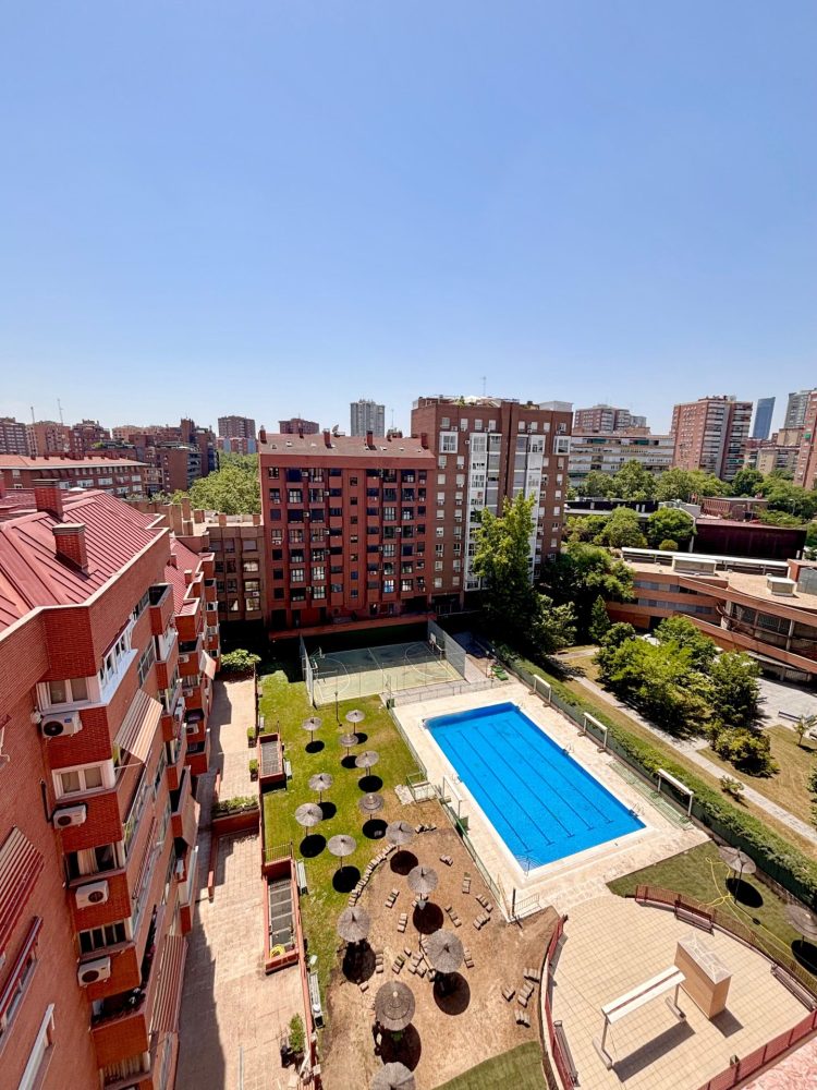 ¡SE ALQUILA ESPECTACULAR VIVIENDA EN URBANIZACIÓN PRIVADA DE LUJO CON PISCINA Y ZONAS COMUNES, 4 DORMITORIOS, 2 BAÑOS, TRASTERO Y GARAJE EN PINAR DE CHAMARTIN!