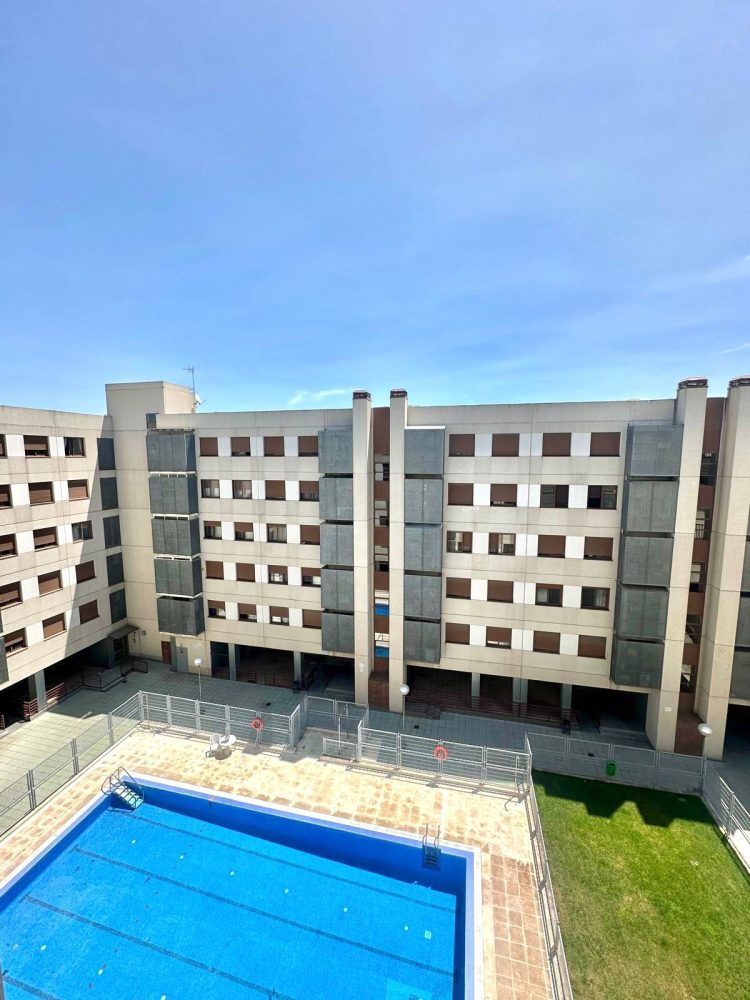 ¡EN VENTA ESPECTACULAR VIVIENDA EN URBANIZACION PRIVADA COMPLETAMENTE EXTERIOR CON 3 DORMITORIOS, 2 BAÑOS, COCINA INDEPENDIENTE, PLAZA DE GARAJE, TRASTERO Y PISCINA COMUNITARIA!