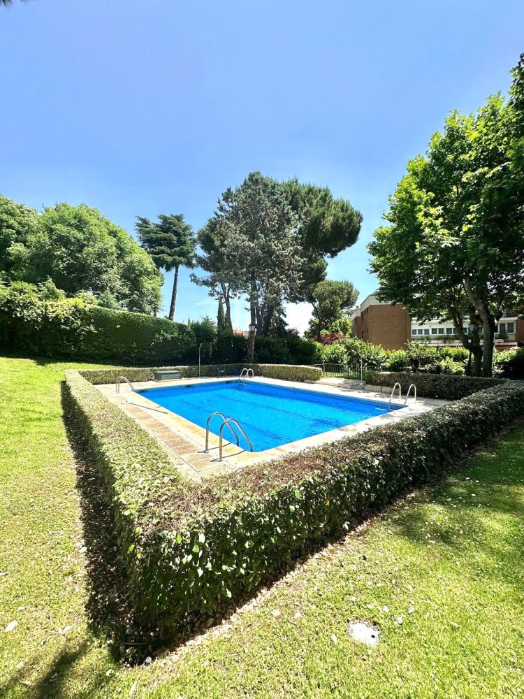 ¡SE ALQUILA ESPECTACULAR VIVIENDA AMUEBLADA EN ALAMEDA OSUNA CON 3 AMPLIOS DORMITORIOS, 2 BAÑOS COMPLETOS, COCINA INDEPENDIENTE CON TENDEDERO, CALEFACCIÓN CENTRAL INDIVIDUALIZADA Y PLAZA DE GARAJE INCLUIDA!