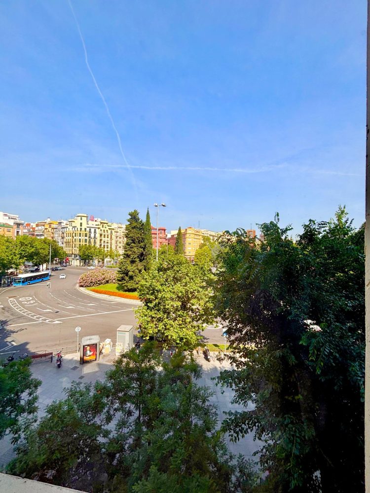 ¨ SE ALQUILA EN EXCLUSIVA VIVIENDA EXTERIOR CON 3 DORMITORIOS, 2 BAÑOS EN PLAZA DE MANUEL BECERRA ¨