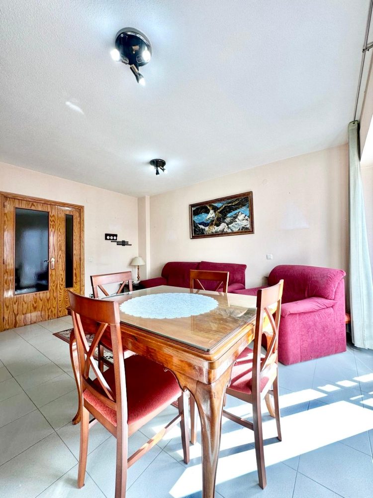 ¡SE ALQUILA ESPECTACULAR VIVIENDA REFORMADA EN URBANIZACIÓN PRIVADA CON 2 AMPLIOS DORMITORIOS, ESPECTACULAR SALÓN CON BALCÓN, BAÑO COMPLETO, Y ESPACIOSA COCINA MUY LUMINOSA CON ACCESO A TERRAZA CERRADA EN VALDEACEDERAS!